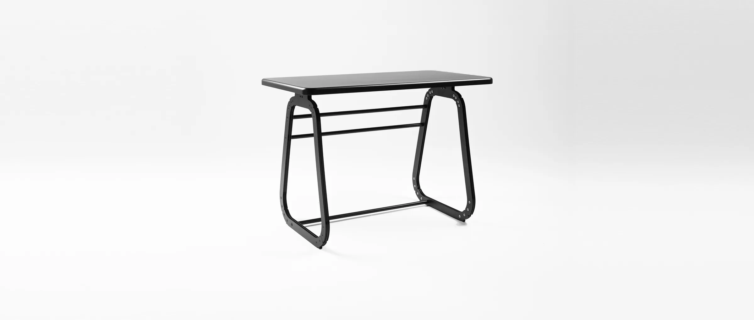 The assembled Arte table in black, seen from a low angle